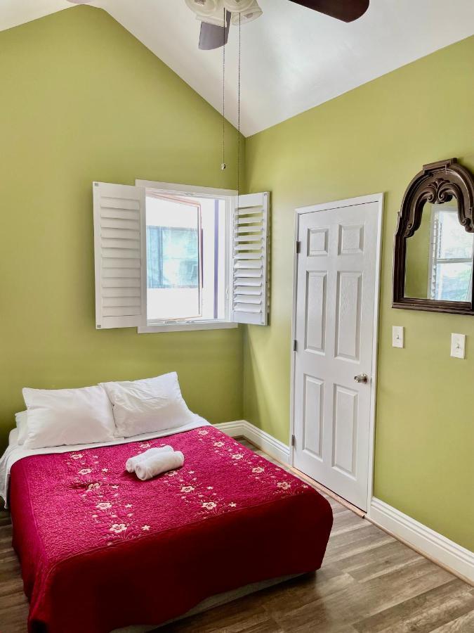Habitación en casa particular Private Large La Bedroom W Private Full Bathroom Or Half-bathroom - Tv - Ac - Wifi - Private Fridge Near Usc - Exposition Park - Usc Memorial Coliseum - Banc Of California Bmo Stadium - Downtown Angeles Dtla - Of Southern California Us