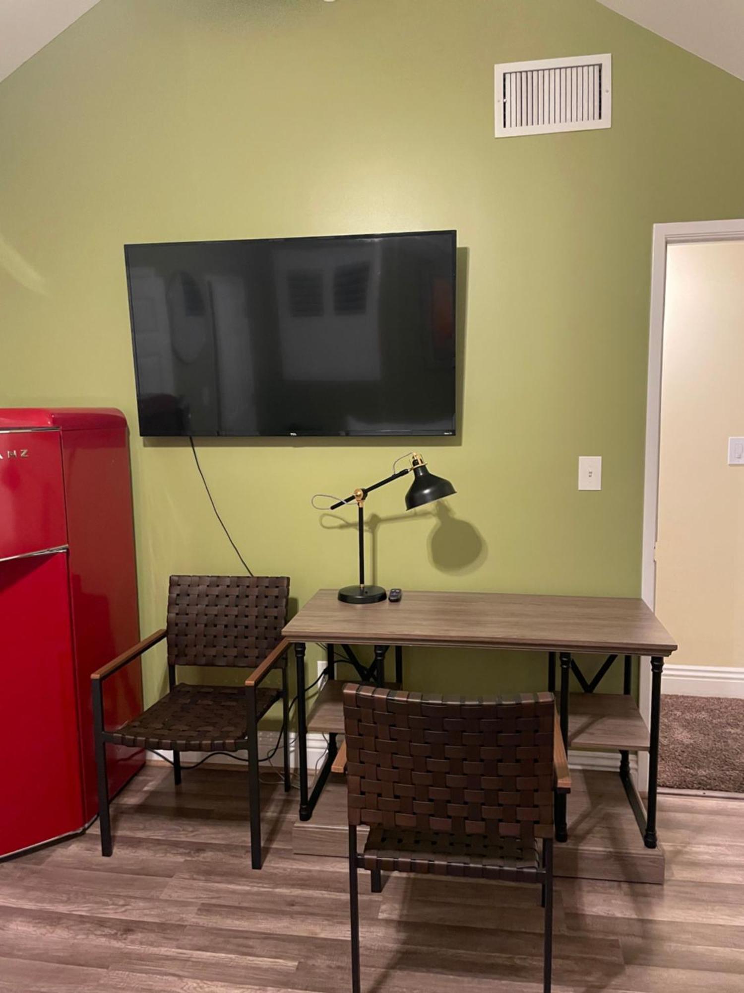 Habitación en casa particular Private Large La Bedroom W Private Full Bathroom Or Half-bathroom - Tv - Ac - Wifi - Private Fridge Near Usc - Exposition Park - Usc Memorial Coliseum - Banc Of California Bmo Stadium - Downtown Angeles Dtla - Of Southern California Us