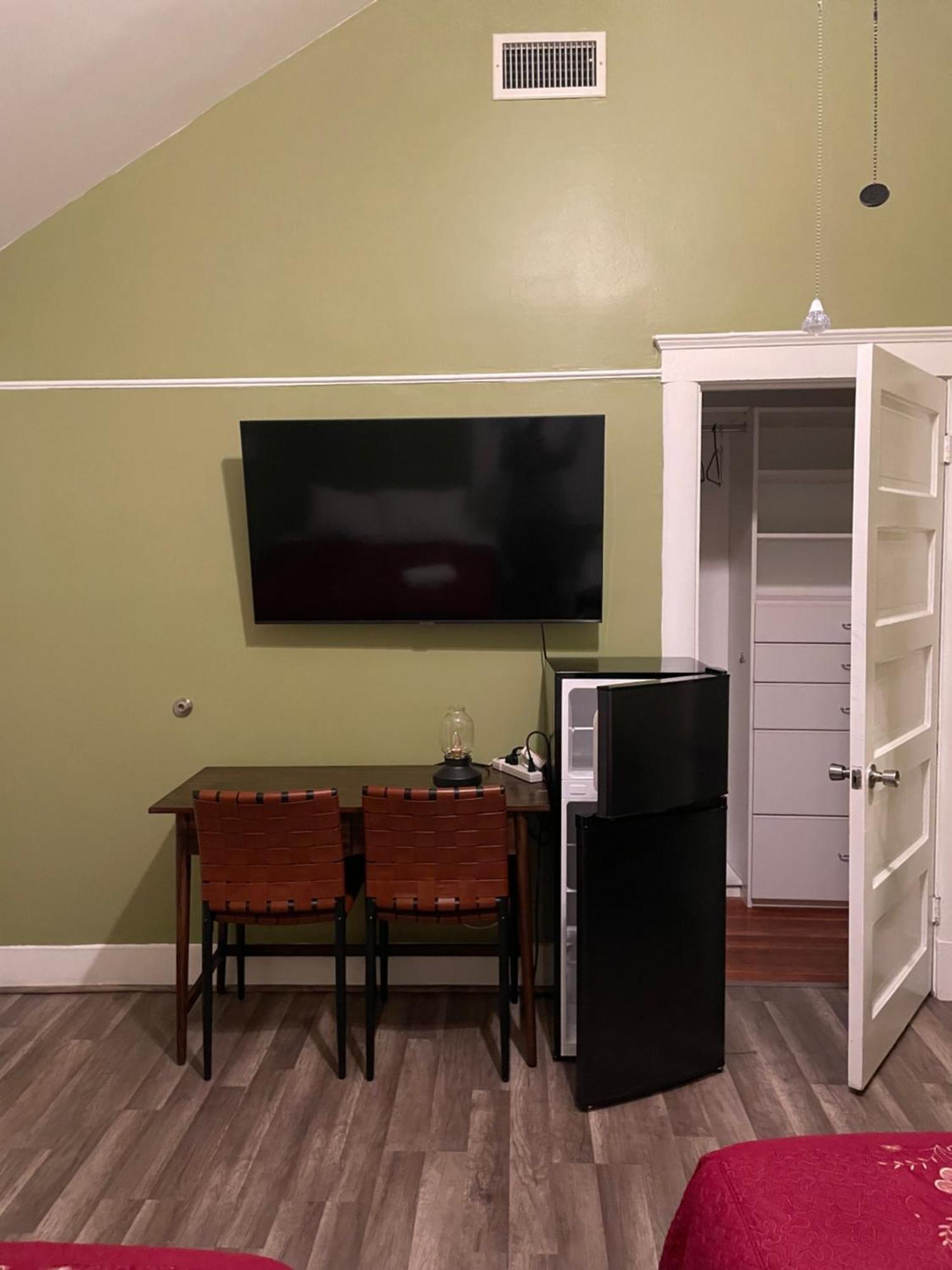 Habitación en casa particular Private Large La Bedroom W Private Full Bathroom Or Half-bathroom - Tv - Ac - Wifi - Private Fridge Near Usc - Exposition Park - Usc Memorial Coliseum - Banc Of California Bmo Stadium - Downtown Angeles Dtla - Of Southern California Us Los Ángeles