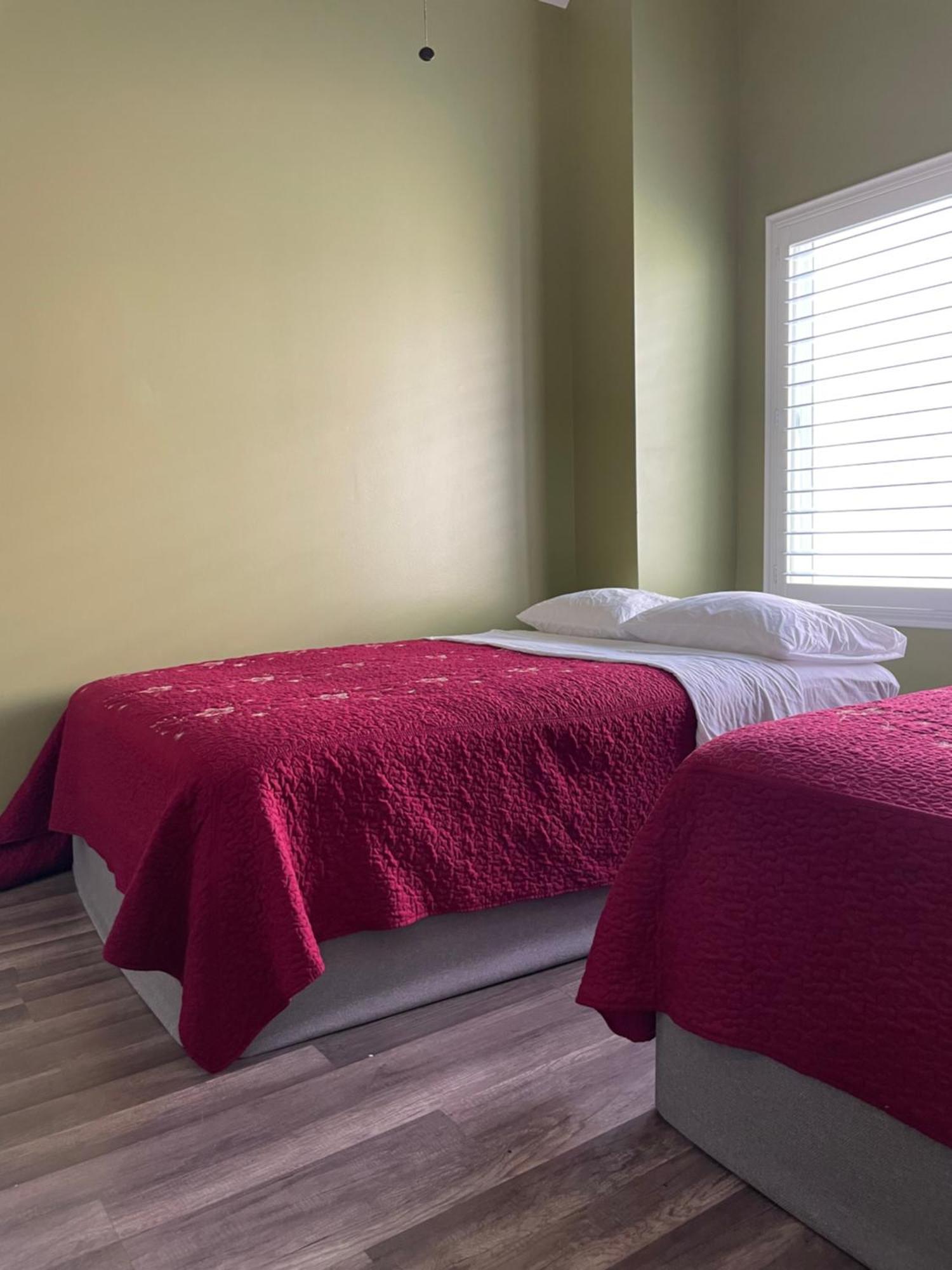 Habitación en casa particular Private Large La Bedroom W Private Full Bathroom Or Half-bathroom - Tv - Ac - Wifi - Private Fridge Near Usc - Exposition Park - Usc Memorial Coliseum - Banc Of California Bmo Stadium - Downtown Angeles Dtla - Of Southern California Us Los Ángeles