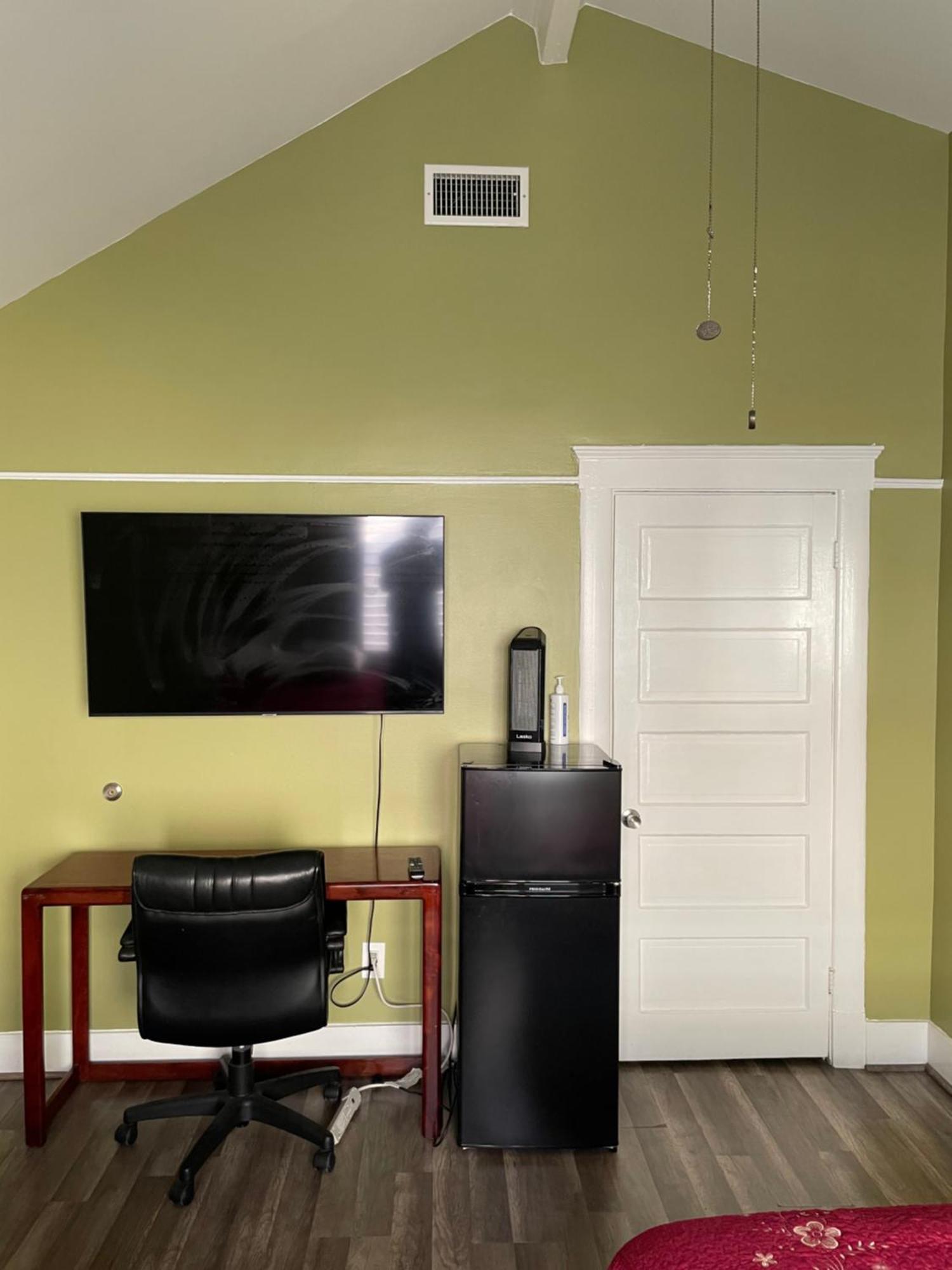 Habitación en casa particular Private Large La Bedroom W Private Full Bathroom Or Half-bathroom - Tv - Ac - Wifi - Private Fridge Near Usc - Exposition Park - Usc Memorial Coliseum - Banc Of California Bmo Stadium - Downtown Angeles Dtla - Of Southern California Us *