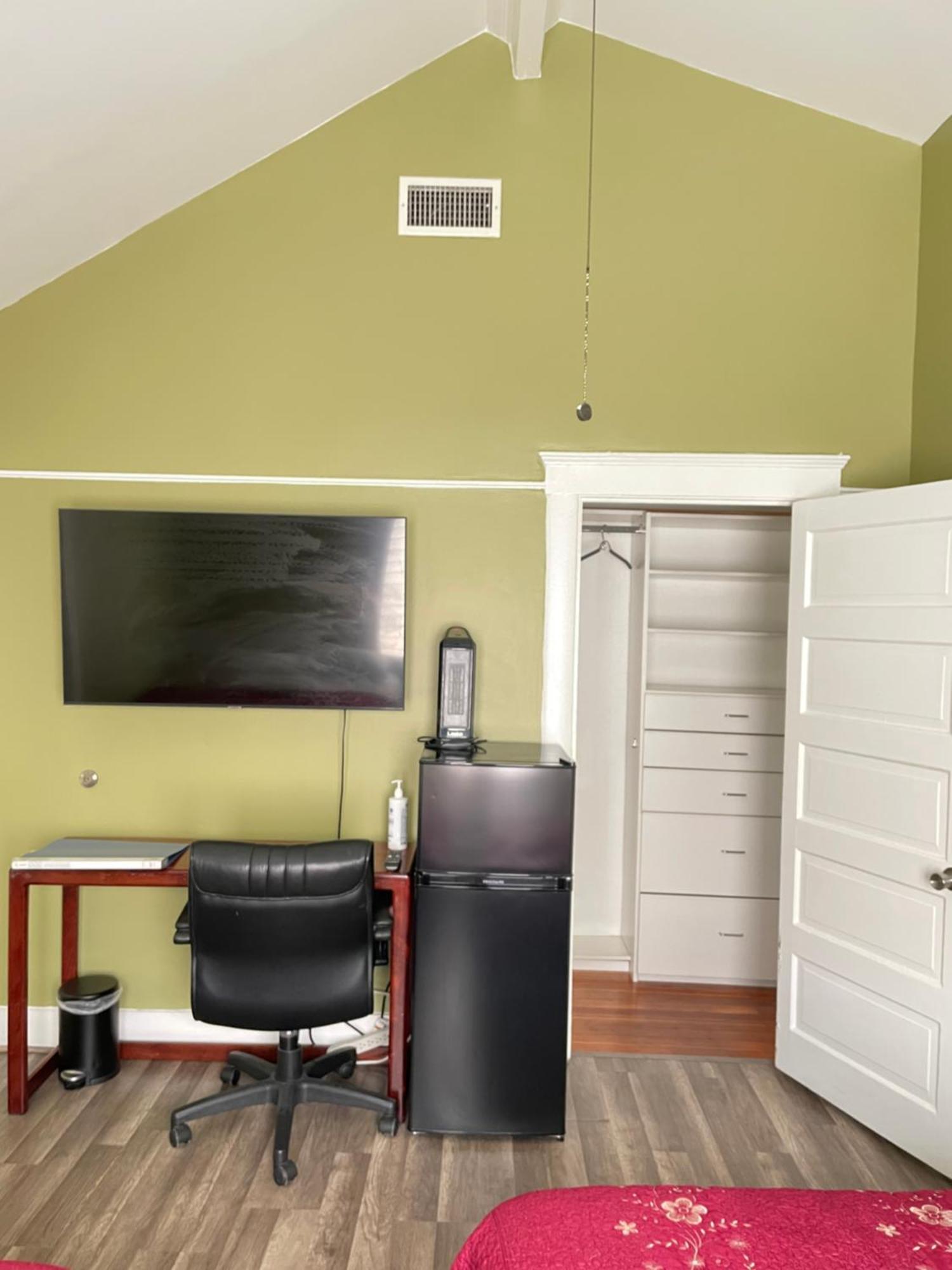 Habitación en casa particular Private Large La Bedroom W Private Full Bathroom Or Half-bathroom - Tv - Ac - Wifi - Private Fridge Near Usc - Exposition Park - Usc Memorial Coliseum - Banc Of California Bmo Stadium - Downtown Angeles Dtla - Of Southern California Us *