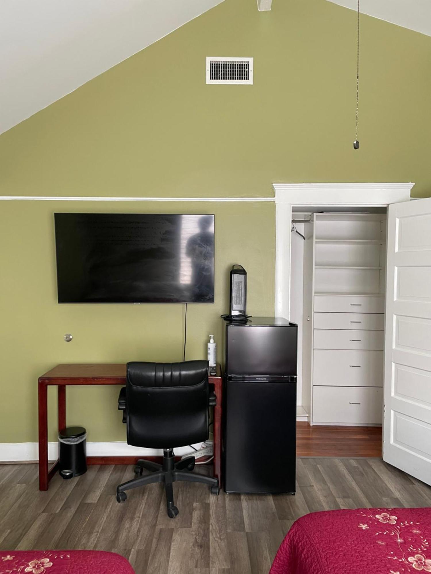 Habitación en casa particular Private Large La Bedroom W Private Full Bathroom Or Half-bathroom - Tv - Ac - Wifi - Private Fridge Near Usc - Exposition Park - Usc Memorial Coliseum - Banc Of California Bmo Stadium - Downtown Angeles Dtla - Of Southern California Us Los Ángeles