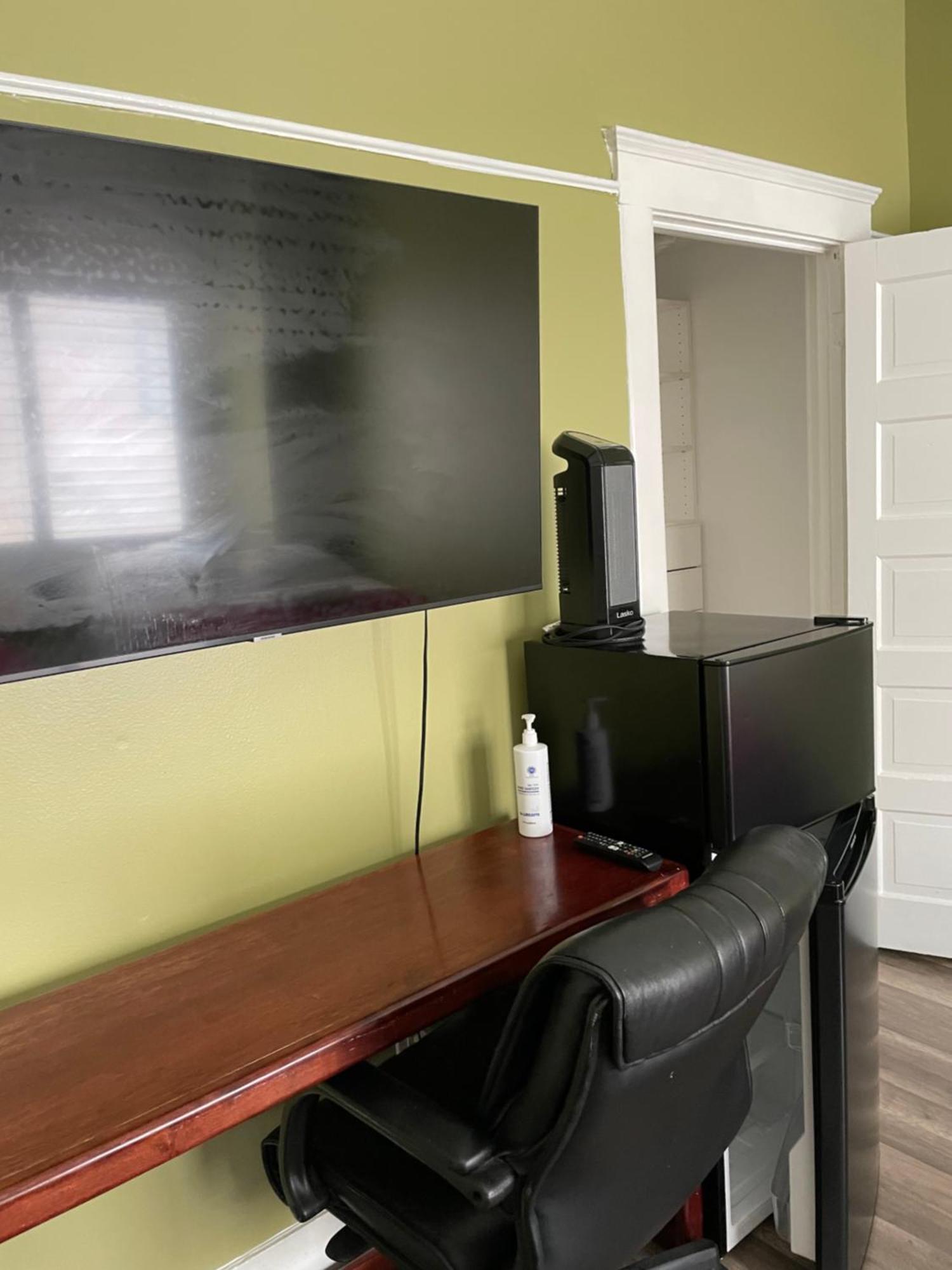 Private Large La Bedroom W Private Full Bathroom Or Half-bathroom - Tv - Ac - Wifi - Private Fridge Near Usc - Exposition Park - Usc Memorial Coliseum - Banc Of California Bmo Stadium - Downtown Angeles Dtla - Of Southern California Us Habitación en casa particular