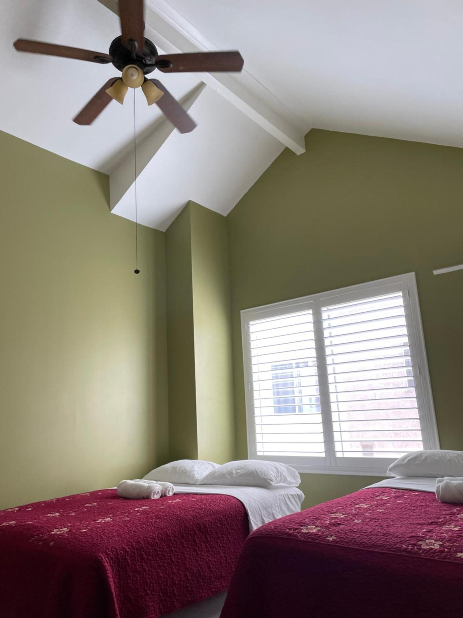 Habitación en casa particular Private Large La Bedroom W Private Full Bathroom Or Half-bathroom - Tv - Ac - Wifi - Private Fridge Near Usc - Exposition Park - Usc Memorial Coliseum - Banc Of California Bmo Stadium - Downtown Angeles Dtla - Of Southern California Us *