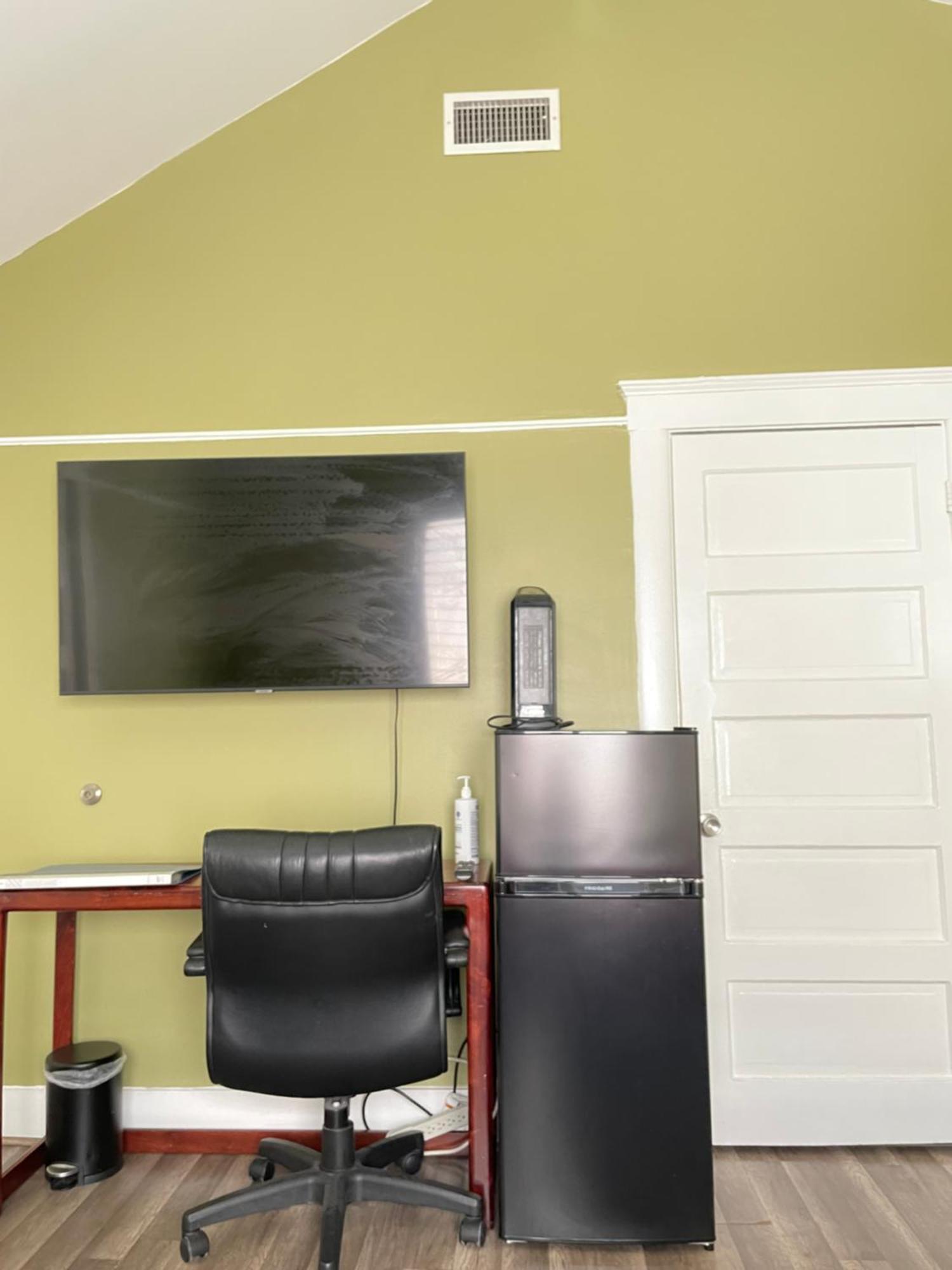 Private Large La Bedroom W Private Full Bathroom Or Half-bathroom - Tv - Ac - Wifi - Private Fridge Near Usc - Exposition Park - Usc Memorial Coliseum - Banc Of California Bmo Stadium - Downtown Angeles Dtla - Of Southern California Us