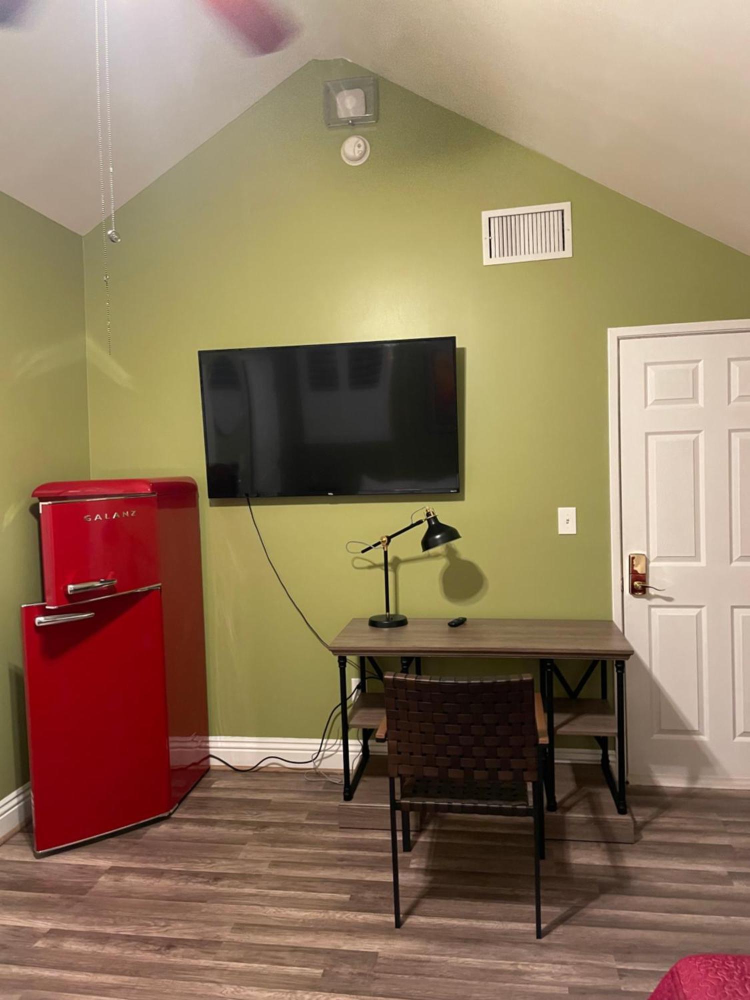 Habitación en casa particular Private Large La Bedroom W Private Full Bathroom Or Half-bathroom - Tv - Ac - Wifi - Private Fridge Near Usc - Exposition Park - Usc Memorial Coliseum - Banc Of California Bmo Stadium - Downtown Angeles Dtla - Of Southern California Us Los Ángeles