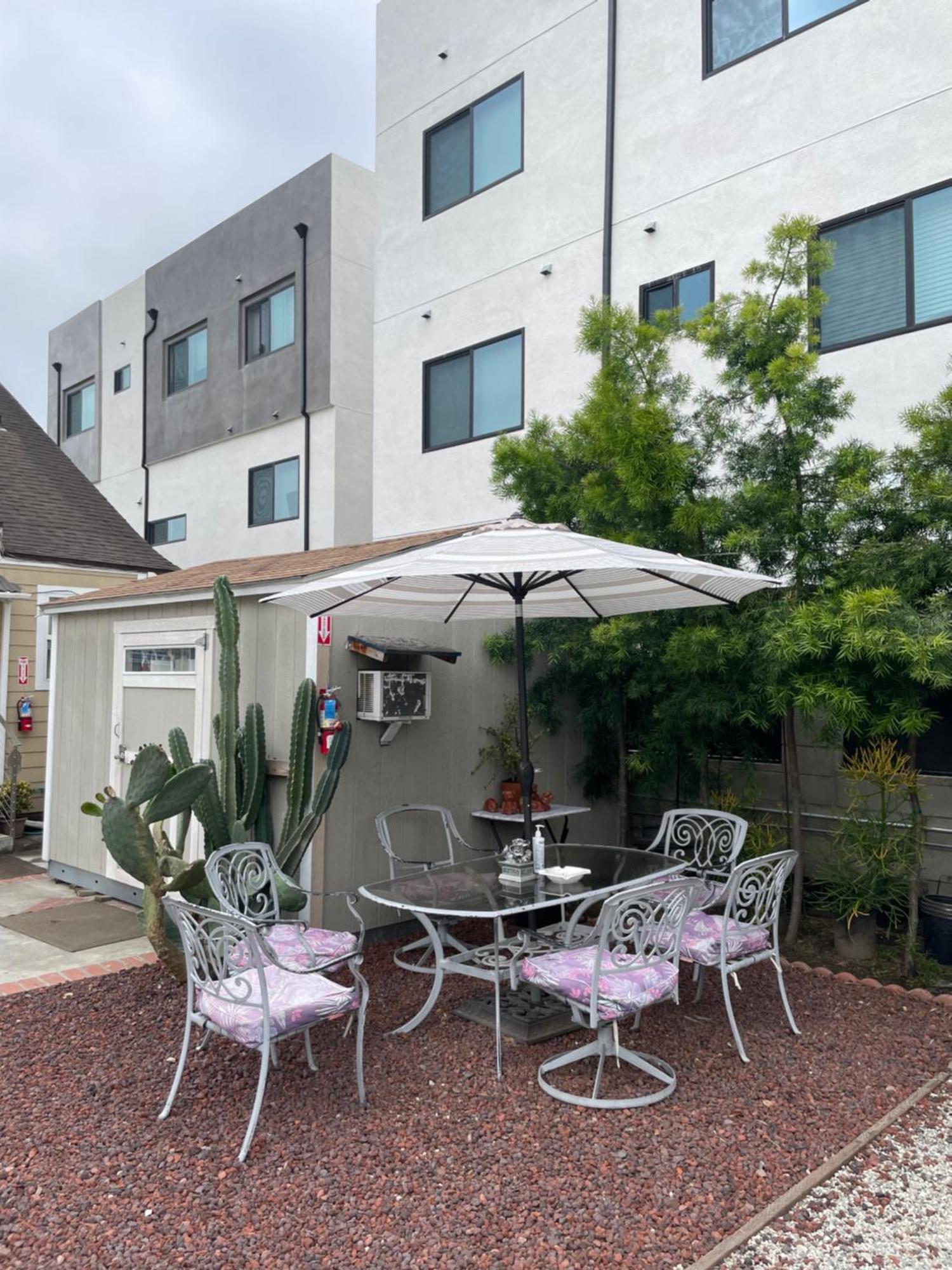 Habitación en casa particular Private Large La Bedroom W Private Full Bathroom Or Half-bathroom - Tv - Ac - Wifi - Private Fridge Near Usc - Exposition Park - Usc Memorial Coliseum - Banc Of California Bmo Stadium - Downtown Angeles Dtla - Of Southern California Us